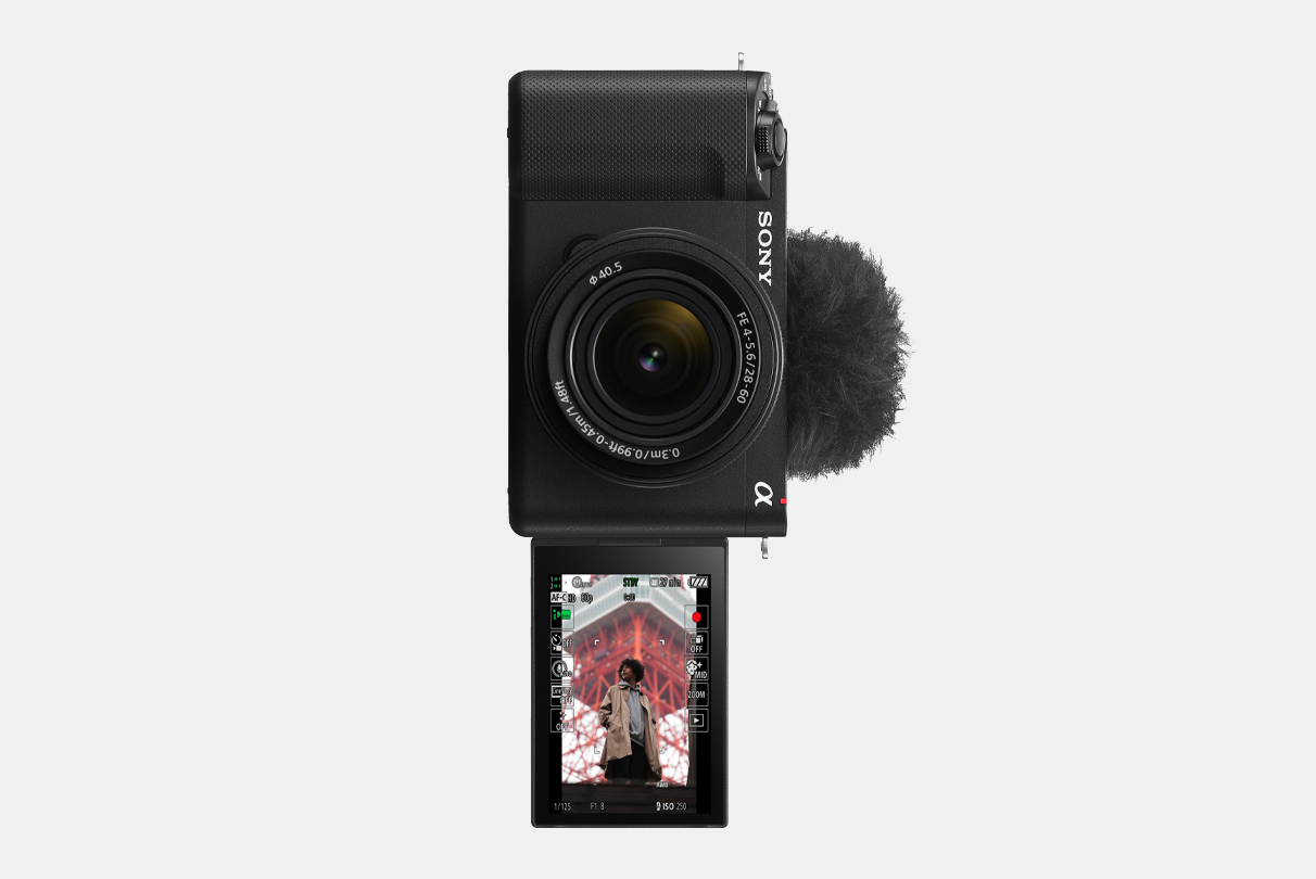 Изображение на фотоапарат ZV-E1 с LCD екран, обърнат напред, с изображение на мъж, показан във вертикален формат за дисплей на информацията