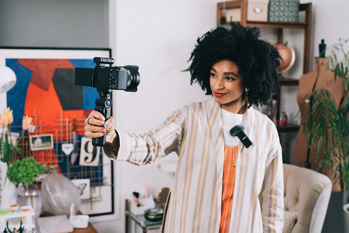 За разлика от традиционното аналогово аудио предаване няма да се притеснявате за смущения в кабелния сигнал. Сдвоете ZV-E10 с някой от микрофоните на Sony, който поддържа цифров аудио интерфейс чрез гнездо за аксесоари, за ясно, изцяло цифрово аудио с нисък шум. Или може да свържете любимия си микрофон чрез жака за микрофон на фотоапарата за още по-добро аудио.