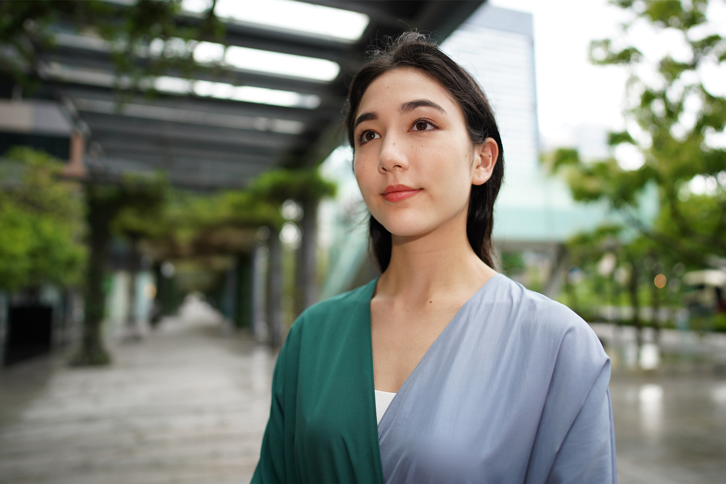 Примерно портретно изображение на жена