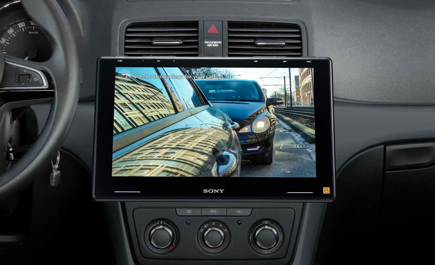 Вътрешен изглед на табло на автомобил, показващ камерата за подпомагане на паркирането, използвана на XAV-9550ES